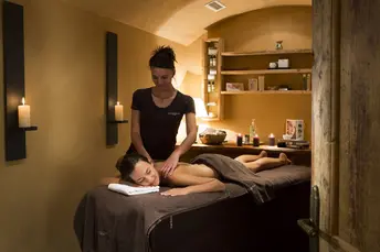 Massaggio nella spa del hotel